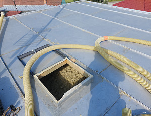 Zateplení dvouplášťové střechy pomocí foukané izolace